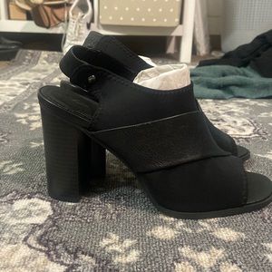 Brand New Simply Vera Wang Black Heels
